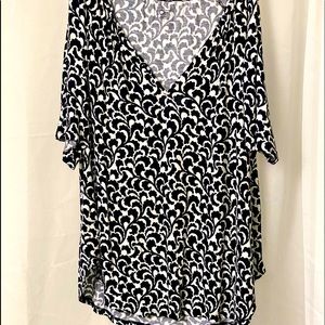 LOFT 3/4 SLEEVE. WHITE WITH NAVISH BLACK DESIGN. TSHIRT MATERIAL WITH V-NECK!